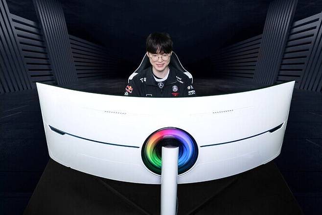 삼성전자의 게이밍 모니터 ‘오디세이 네오 G9(57형)’을 체험하며 인터뷰 중인 T1 ‘페이커’ 선수.&nbsp; &nbsp; 삼성전자 제공