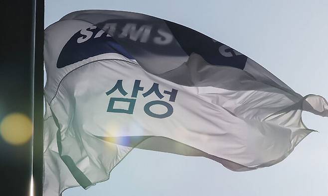 서울 서초구 삼성전자 서초사옥에 걸린 깃발. 뉴스1