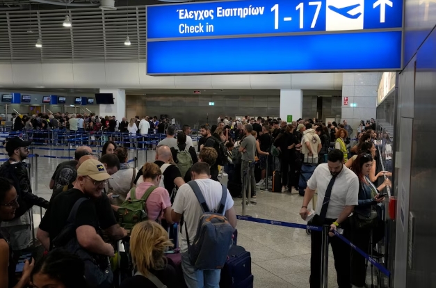 그리스 아테네에 있는 엘레프테리오스 베니젤로스 국제공항에서 이스라엘행 비행기에 탑승하기 위해 줄을 선 사람들 AP 연합뉴스