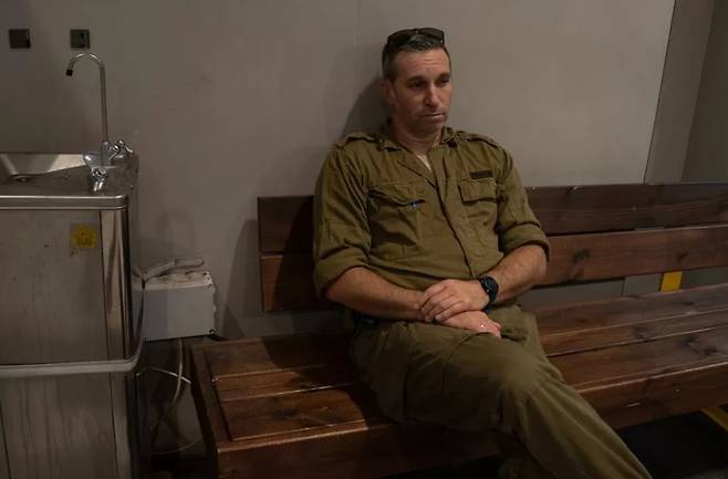 면제 대상임에도 군 입대를 자원한  니심 바라네스(45). 사진 BBC