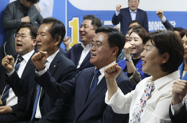 11일 서울 강서구 진교훈 더불어민주당 강서구청장 후보 캠프 사무실에서 진 후보와 당직자들이 개표방송을 시청하며 구호를 외치고 있다. 성형주 기자