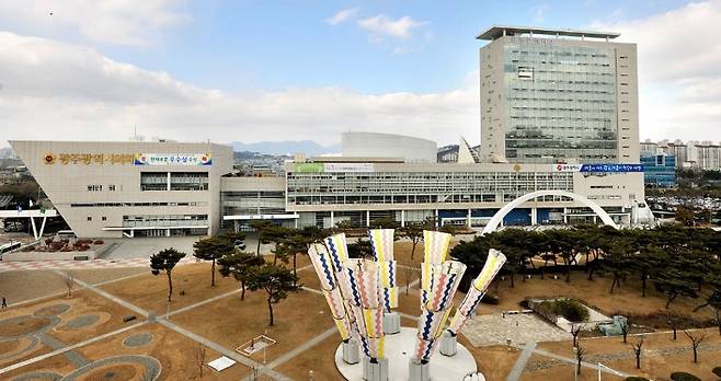 광주시가 수도요금 이중수납 문제로 시끄럽다. 광주 지역 상당수 가구의 수도 요금이 중복으로 수납된 것으로 드러나 환불 사태로 큰 혼란이 불가피해진 것이다. 광주시청 전경 ⓒ광주시