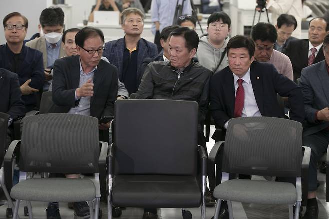 강서구청장 보궐선거 투표가 끝난 11일 저녁 서울 강서구 마곡동 김태우 국민의힘 강서구청장 후보 캠프사무실에서 김태우 후보 지자들이 김태우 후보의 자리(가운데 검은색 의자)뒤에서 후보를 기다리고 있다. ⓒ연합뉴스