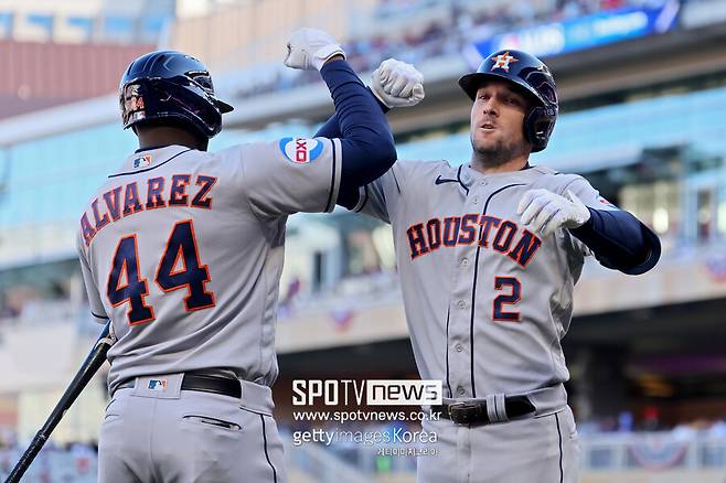 ▲알렉스 브리그먼(오른쪽)이 홈런을 치고 요르단 알바레즈와 기뻐하고 있다.