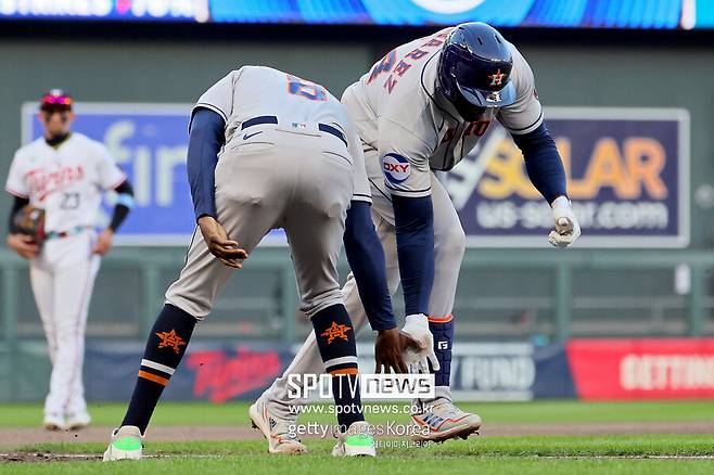 ▲요르단 알바레즈(오른쪽)가 홈런을 치고 기뻐하고 있다.