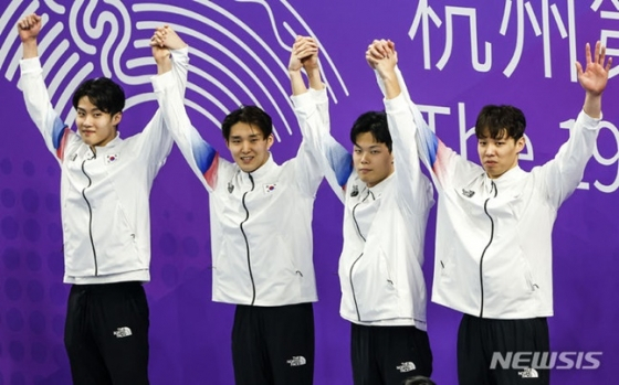 황선우(왼쪽부터), 김우민, 이호준, 양재훈으로 구성된 한국 계영 대표팀이 9월 25일 2022 항저우 아시안게임 수영 계영 800m에서 우승 후 시상대에 오르고 있다. /사진=뉴시스