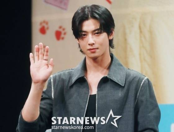 배우 차은우가 11일 오후 서울 마포구 상암동 MBC에서 진행된 수요드라마 '오늘도 사랑스럽개' 제작발표회에 참석해 포즈를 취하고 있다.  /사진=이동훈 기자