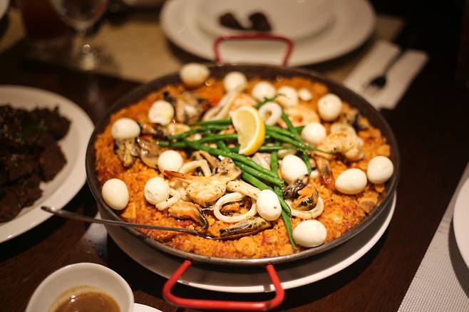 스페인 식민지 시대 영향을 받아 빠에야도 흔하다