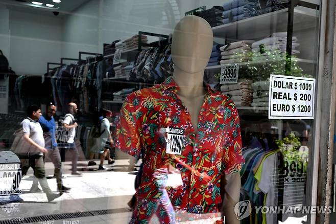'1달러 1천 페소' 안내문 내붙인 아르헨티나 점포 (부에노스아이레스 AFP=연합뉴스) 10일(현지시간) 아르헨티나 부에노스아이레스 한 상점 유리문에 '1달러당 1천 페소/1헤알(브라질)당 200페소/1유로당 1천200페소'로 계산한다는 내용의 안내문이 붙어 있다. 2023.10.11