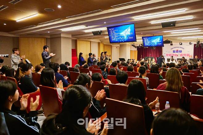 한국토요타자동차는 지난 11일 세종문화회관 아카데미 스퀘어 홀에서 세종꿈나무오케스트라 단원 및 문화소외계층 약 100명의 아동·청소년들을 대상으로 KBS교향악단과 함께 ‘토요타 찾아가는 음악회’를 개최했다.(사진=한국토요타자동차)