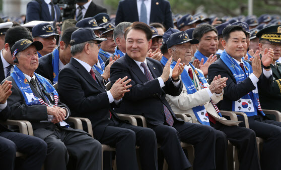 윤석열 대통령이 12일 오후 서울 용산 전쟁기념관 평화의광장에서 열린 제73주년 장진호 전투 기념행사에서 박수치고 있다. (사진=연합뉴스)