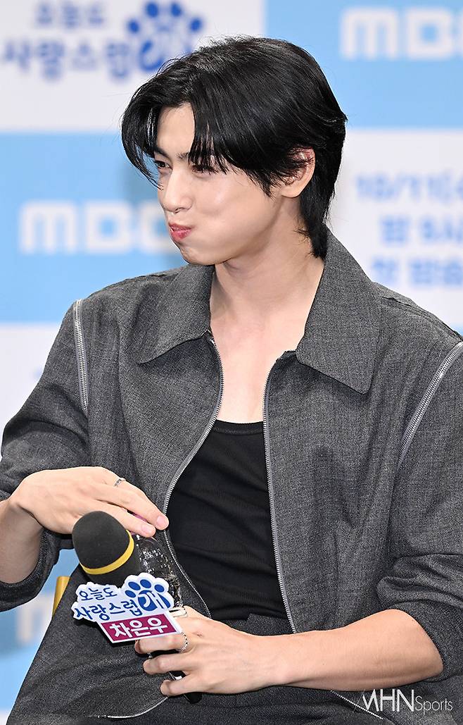 차은우 '물 마셔도 잘생김'