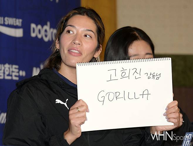 페퍼저축은행 야스민이 퀴즈 답변을 적어 들고있다ⓒMHN스포츠 이지숙 기자