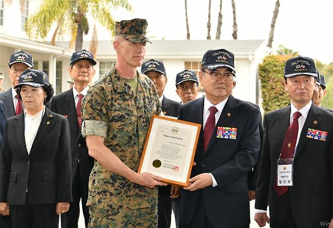 김정규 무공수훈자회장이 미국 해병대 1사단 부사단장에게 감사패를 전달하고 있다.(무공수훈자회 제공)