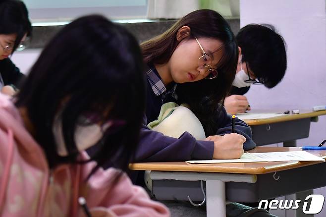 2024학년도 대학수학능력시험을 35일 앞두고 수능 전 마지막 모의고사인 10월 전국연합학력평가가 치러진 12일 오전 경북 포항 영일고등학교에서 고3 학생들이 1교시 국어 영역 시험에 집중하고 있다. 2023.10.12/뉴스1 ⓒ News1 최창호 기자