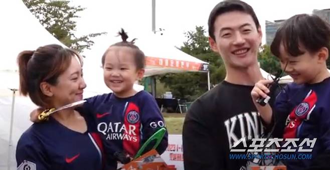 i리그 풋볼페스티벌은 온가족의 축제. 민준-민찬-민건 삼형제와 함께 이강인 PSG 유니폼은 맞춰입고 참가한 '축구 패밀리' 김용갑-박가영 부부와 아이들의 얼굴엔 미소가 떠나지 않았다. .