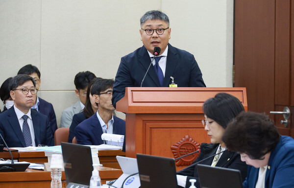 12일 국회에서 열린 보건복지위원회 국정감사에서 증인으로 출석한 조민수 코스트코 코리아 대표가 의원 질의에 답하고 있다. ⓒ연합뉴스