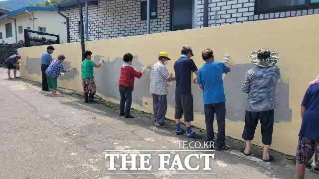 전남 구례군은 전남도의 핵심 시책인 '청정전남 으뜸마을 만들기 사업'으로 구례군 사업대상지 135개 마을이 안전하고 아름다운 명품 마을 만들기에 박차를 가하고 있다고 12일 밝혔다./구례군