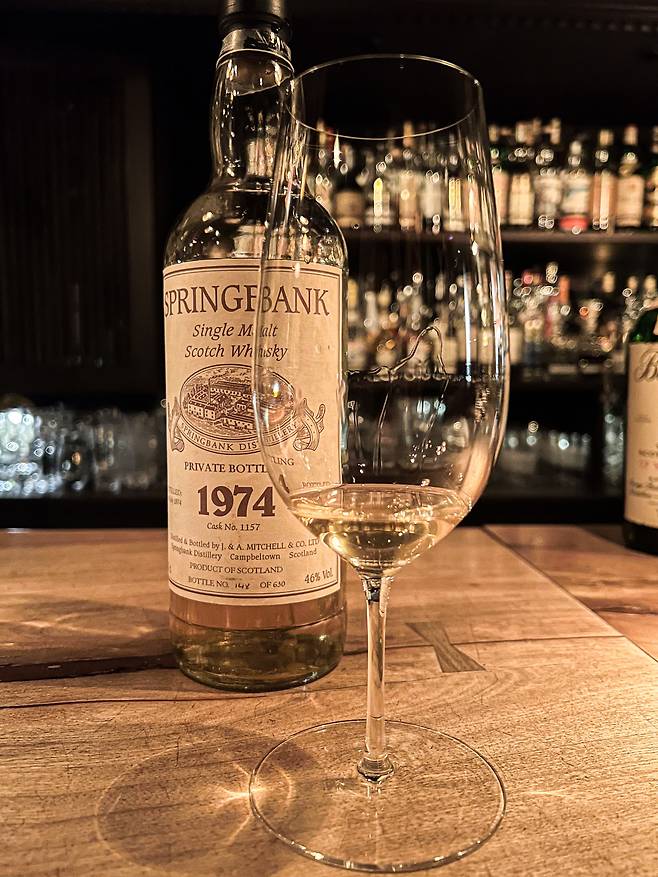 위스키가 잔벽을 타고 흘러내리는 모습을 ‘레그(Leg)’또는 ‘눈물(Tears)’이라고 부릅니다. 레그의 흘러내리는 속도는 위스키가 가진 바디감과 관련이 있습니다. /김지호 기자