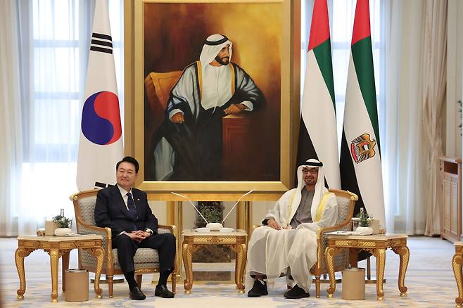 윤석열 대통령이 지난 1월 15일 오전(현지 시각) 아랍에미리트(UAE) 아부다비 카사르 알 와탄에서 무함마드 빈 자이드 알 나하얀 UAE 대통령과 확대회담을 하고 있다. /뉴스1