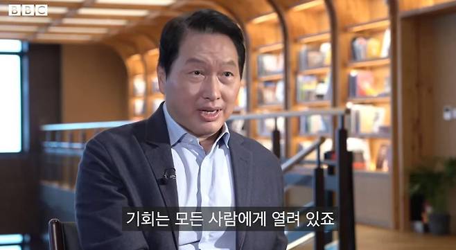 지난 2021년 최태원 SK그룹 회장이 BBC와 인터뷰를 진행하고 있다. /BBC 캡처