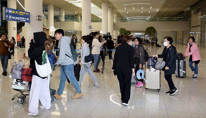 이스라엘에 단기 체류중이던 국민들이 11일 오전 인천국제공항 제2터미널을 통해 귀국하고 있다./뉴스1