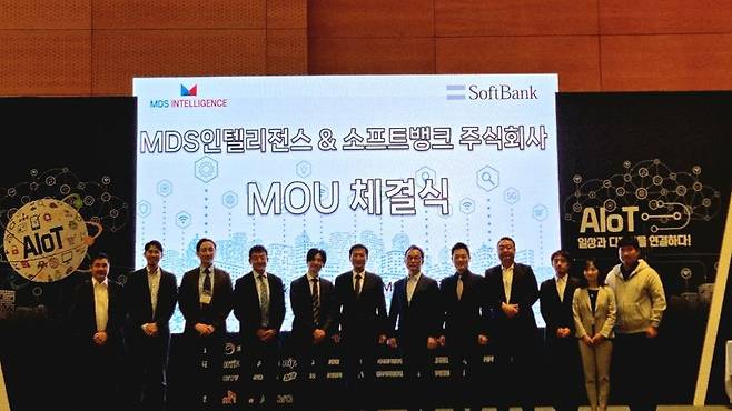 좌측 네번째부터 오노 히토시 1NCE 일본∙아시아 부사장, 나카바야시 마사토 소프트뱅크 글로벌사업본부장, 지창건 MDS인텔리전스 대표가 관계자들과 기념촬영을 하고 있다.