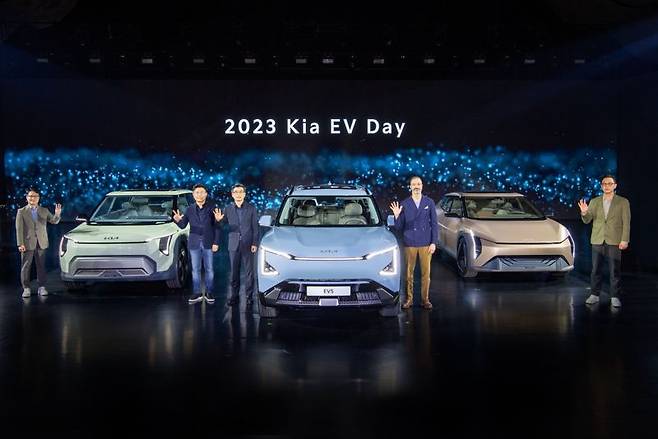 기아는 12일 경기 여주 마임비전빌리지에서 '2023 기아 EV 데이'를 개최하고 중소형 전기차인 EV5 실차 모델(가운데)과 EV3 콘셉트(왼쪽), EV4 콘셉트(오른쪽) 차량을 공개했다. 송호성 기아 사장을 비롯한 임직원들이 신형 전기차와 함께 기념 사진을 찍고 있다. 기아 제공