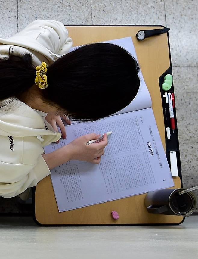 전국연합학력평가가 실시된 12일 대구 수성구 정화여자고등학교에서 고3 학생들이 시험 문제를 풀고 있다. 뉴시스