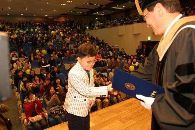 2006년 3월 2일 인하대 본관 하나홀에서 열린 입학식에 특별장학생으로 선발된 송유근씨가 표창을 받고 있다. 인하대 제공