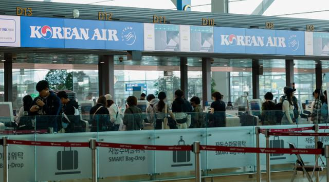 9일 오후 인천국제공항 2터미널에서 승객들이 출국 수속을 밟고 있다. 뉴스1