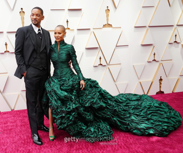 윌 스미스(왼쪽)와 아내 제이다 핀켓 스미스. 사진=게티이미지 제공 HOLLYWOOD, CALIFORNIA - MARCH 27: (L-R) Will Smith and Jada Pinkett Smith attend the 94th Annual Academy Awards at Hollywood and Highland on March 27, 2022 in Hollywood, California. (Photo by Jeff Kravitz/FilmMagic)