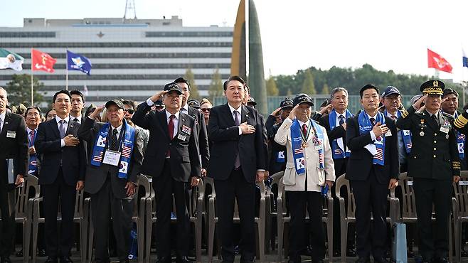 국기에 경례하는 윤석열 대통령 [대통령실 제공]