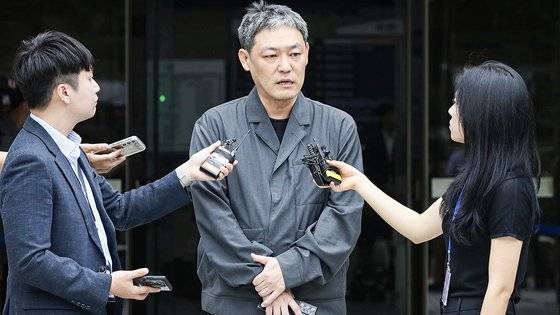 유튜브 '가로세로연구소'(가세연) 방송에서 조국 전 법무부 장관의 딸 조민 씨가 포르쉐 자동차를 탄다고 주장해 명예훼손 혐의로 재판에 넘겨진 김용호 전 스포츠월드 기자가 지난 6월 20일 오전 서초구 서울중앙지방법원에서 열린 1심 선고 공판에서 무죄를 선고받은 뒤 나와 취재진 질문에 답하고 있다. 연합뉴스