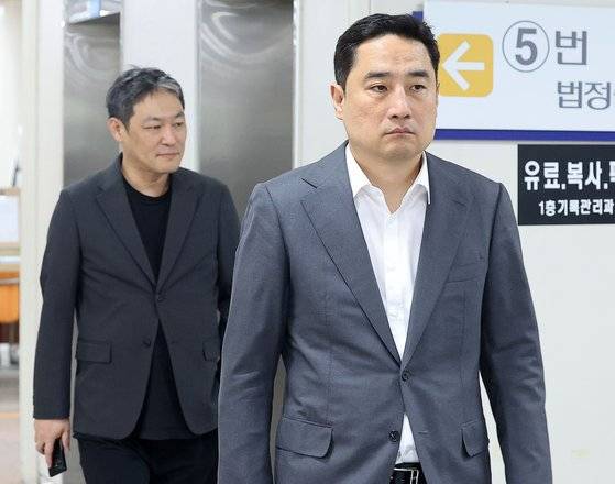 지난 총선에서 옥외대담을 진행한 혐의로 기소된 강용석 변호사와 김용호 전 스포츠월드 기자가 지난 5월 31일 오후 서울 서초구 서울중앙지법에서 열린 1심 선고 공판에 출석하고 있다. 연합뉴스