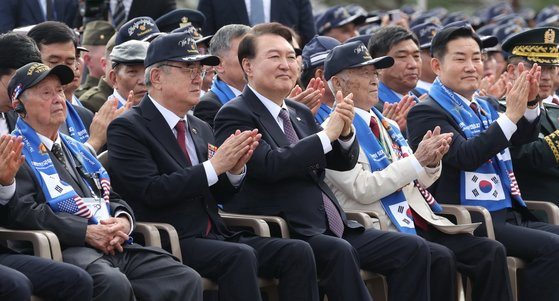 윤석열 대통령이 12일 서울 용산 전쟁기념관 평화의 광장에서 열린 제73주년 장진호 전투 기념행사에서 박수치고 있다 김현동 기자