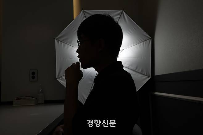 총 5차례 수능을 치르고 한의대에 합격한 대학생 이지철씨(23·가명)가 지난달 6일 강남 대치동 학원가에서 경향신문과 인터뷰하고 있다. 조태형 기자