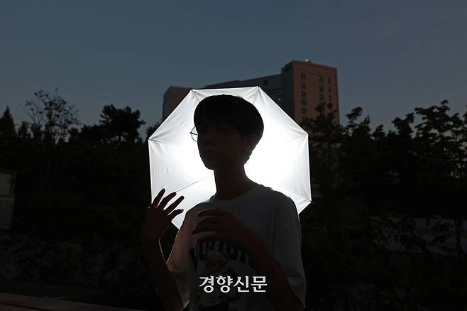 중학교를 그만두고 검정고시로 중·고교 졸업 학력을 취득한 박태오군(14·가명)이 수시 전형 논술 시험이 치러진 지난달 23일 연세대 캠퍼스에서 경향신문과 인터뷰하고 있다. 조태형 기자