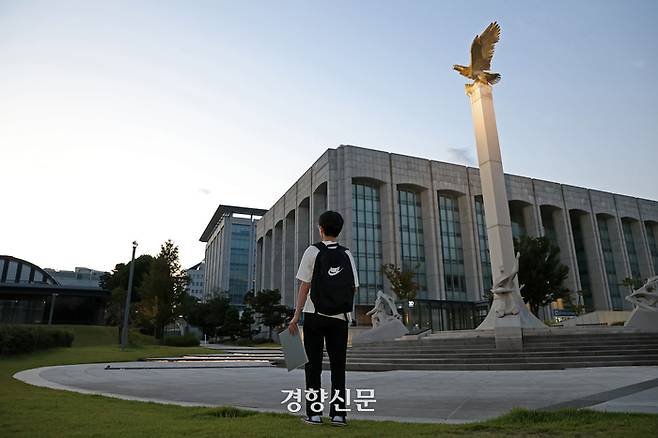 박태오군(14·가명)이 지난달 23일 서울 서대문구 연세대학교에서 수시 전형 논술 시험을 치른 후 캠퍼스를 바라보고 있다. 그는 “중학교에서는 진로를 찾기 위한 과정이 부족했고, 일부 고등학교에서 학생들에게 사설 모의고사를 풀게 하는 등 공교육도 사교육에 의존하는 경향이 있다고 생각했다”고 했다. 조태형 기자