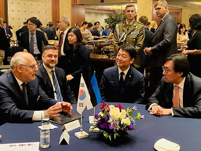 Estonian President Alar Karis interacts with Ahn Cheol-soo member of the National Assembly during an opening ceremony of the Estonian Embassy and Estonian Business Hub in Seoul at Lotte Hotel in Jung-gu, Seoul on Wednesday.(Sanjay Kumar/The Korea Herald)