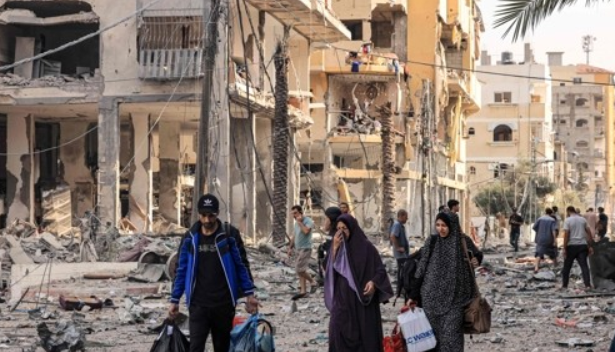 가자지구 중심도시 가자시티에 거주하는 팔레스타인 주민들이 11일(현지시간) 이스라엘 공습을 피해 마을을 떠나고 있다. AFP 연합뉴스