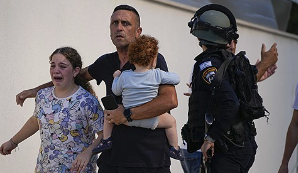 하마스의 로켓 공격에 대피하는 이스라엘 주민들. AP 연합뉴스