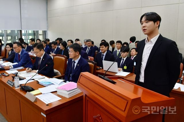 마약 투약 혐의로 재판을 받고 있는 보이그룹 위너 출신 남태현이 12일 오후 서울 여의도 국회에서 열린 보건복지위원회의 보건복지부, 질병관리청에 대한 국정감사에 참고인으로 출석해 마약 재활치료 과정 등에 대해 발언하고 있다.