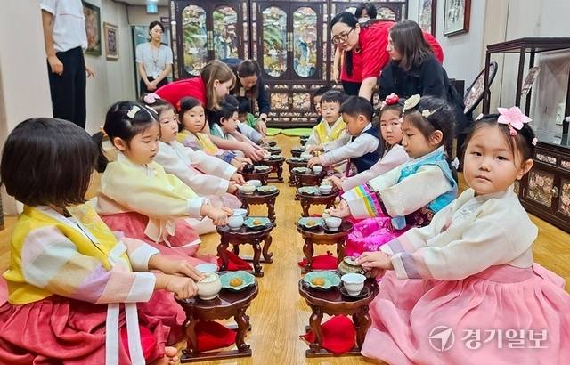 어린이들이 다도체험을 하고 있다. 윤원규기자