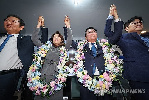 당선 확실시되자 기뻐하는 진교훈 후보 [사진출처=연합뉴스]