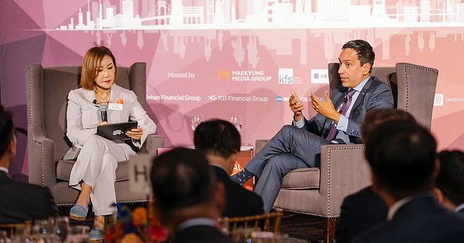 Chelsea owner José Feliciano, right, and the chair of The Korea Conference Jenny Chu [Photo by New York special coverage team]