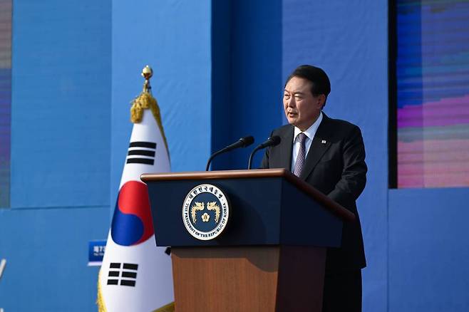 [서울=뉴시스] 윤석열 대통령이 12일 오후 서울 용산 전쟁기념관 평화의 광장에서 열린 제73주년 장진호 전투 기념행사에서 기념사하고 있다. (사진=대통령실 제공) 2023.10.12. *재판매 및 DB 금지