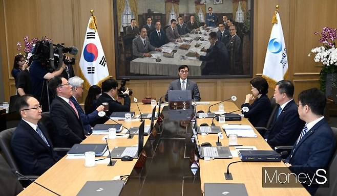 이창용 한국은행 총재가 지난 8월24일 오전 서울 중구 한국은행에서 열린 금융통화위원회를 주재하는 모습./사진=장동규 기자