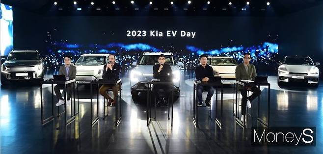 기아가 EV 시대로의 전환을 앞당기기 위해 '2023 기아 EV 데이'를 열고 관련 청사진을 내놨다. 사진은 행사에 참석했던 조상운(왼쪽부터) 기아 글로벌사업기획사업부장(상무), 카림 하비브 기아글로벌디자인센터 부사장, 송호성 기아 대표이사 사장, 류창승 기아 고객경험본부 전무, 조병철 국내상품실 상무. /사진=임한별 기자