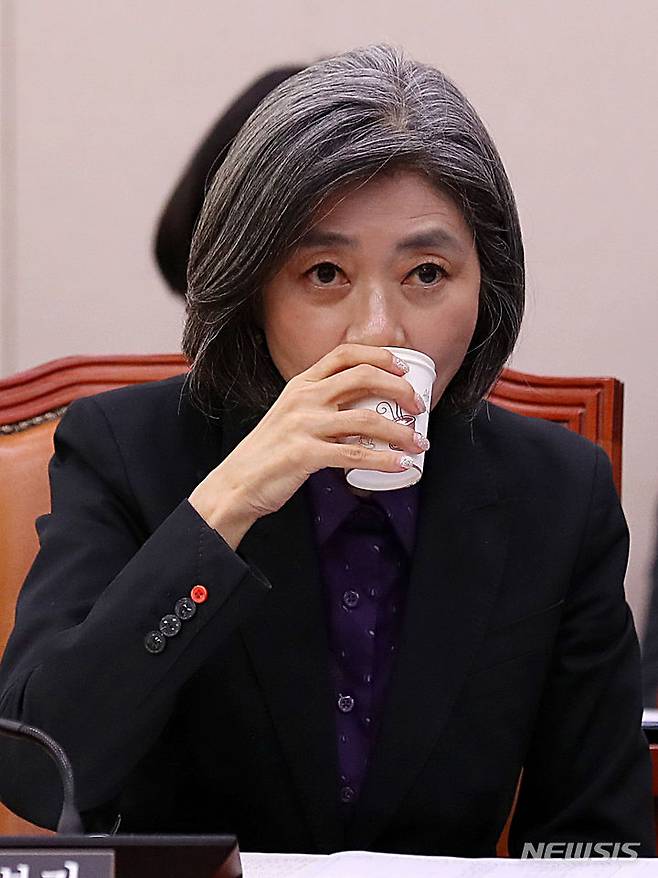 [서울=뉴시스] 이영환 기자 = 김행 여성가족부 장관 후보자가 5일 오전 서울 여의도 국회에서 열린 인사청문회에 참석해 물을 마시고 있다. 2023.10.05. 20hwan@newsis.com